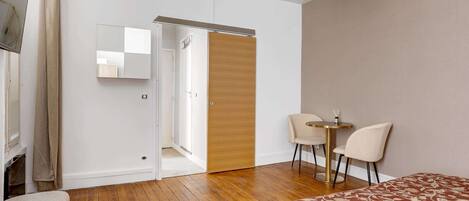 1 habitación, tabla de planchar con plancha, cuna de viaje y wifi