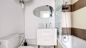 Douche, sĂšche-cheveux, serviettes fournies