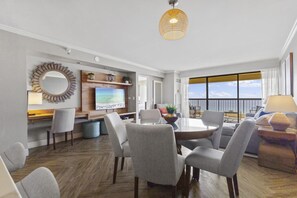 Interior - Luxury Oceanfront High Floor @ Waikiki Beach Tower (Honolulu)