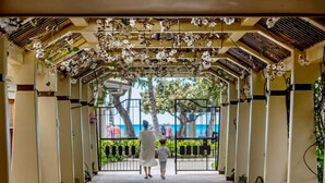Un pasaje cubierto con una persona y un niño caminando hacia una puerta.