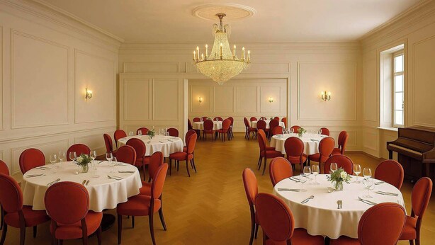 A formal dining room with round tables, red chairs, a grand chandelier, and a piano. - il Fiore - Hotel Ristorante Pizzeria (Steinach)