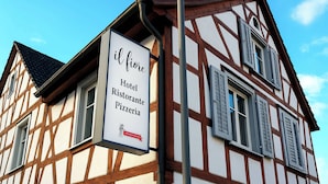 A half-timbered building with a sign for 'il fiore Hotel Ristorante Pizzeria'. - il Fiore - Hotel Ristorante Pizzeria (Steinach)