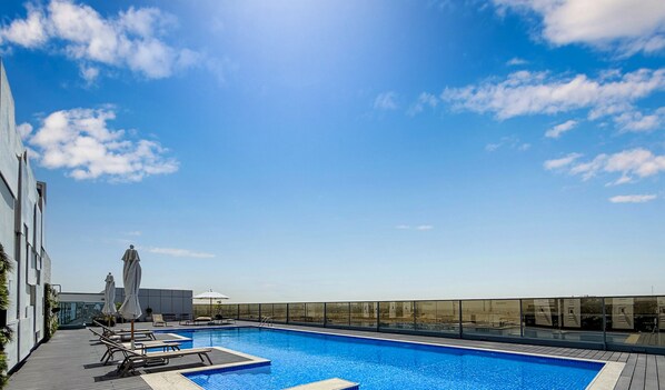 Una piscina al aire libre