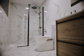 Een haardroger, handdoeken, zeep, toiletpapier