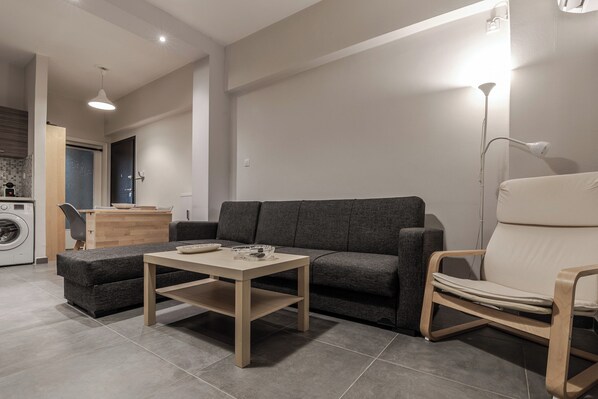 Apartament Deluxe | Sala d'estar | Pantalles d'ordinador