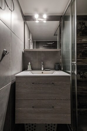 Deluxe Apartment | Bathroom