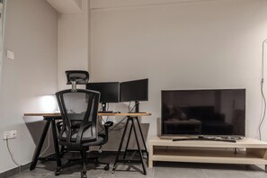 Apartament Deluxe | Sala d'estar | Pantalles d'ordinador