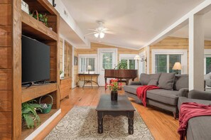 TV, offices - Cragsmere Manor - Luxury Estate & Event Space (Mentone)