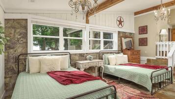 6 bedrooms, desk, WiFi, bed sheets