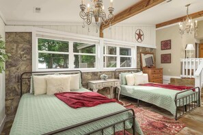 6 bedrooms, desk, WiFi, bed sheets