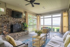 TV, fireplace