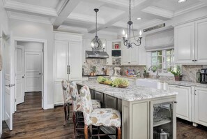 Fridge, microwave, oven, stovetop - French Quarter - New Orleans Charm in the Mountain (Mentone)