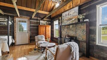 5 bedrooms, iron/ironing board, WiFi, bed sheets