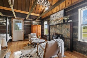 5 bedrooms, iron/ironing board, WiFi, bed sheets - Americana Farm Getaway (Valley Head)