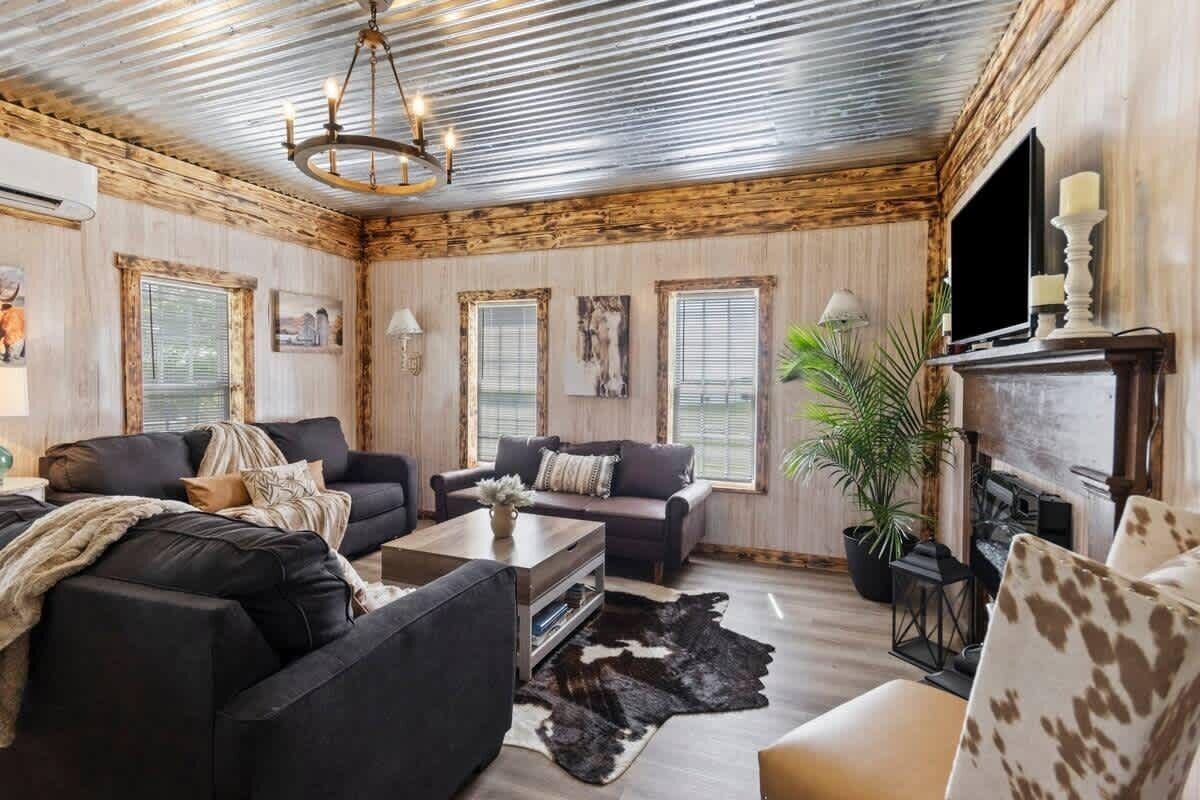 TV, fireplace