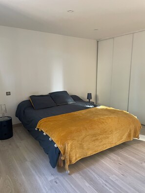 2 bedrooms, iron/ironing board, WiFi, bed sheets - Rent 2-bedroom apartment in a quiet residential area (Monticello)