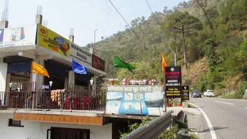 Vista frontal de la propiedad