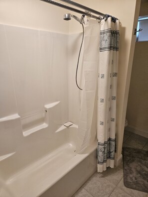 Een haardroger, handdoeken, zeep, toiletpapier