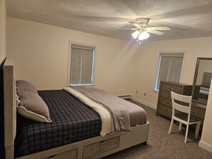 2 bedrooms, iron/ironing board, WiFi, bed sheets - Private Convenient 2-bedroom in Gardner (Gardner)