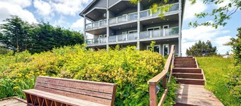 Morning Hikes & Beach Nights: Canalfront Condo!
