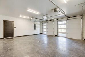 House (6 Bedrooms) | Interior