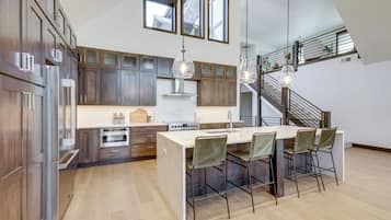 House (6 Bedrooms) | Interior