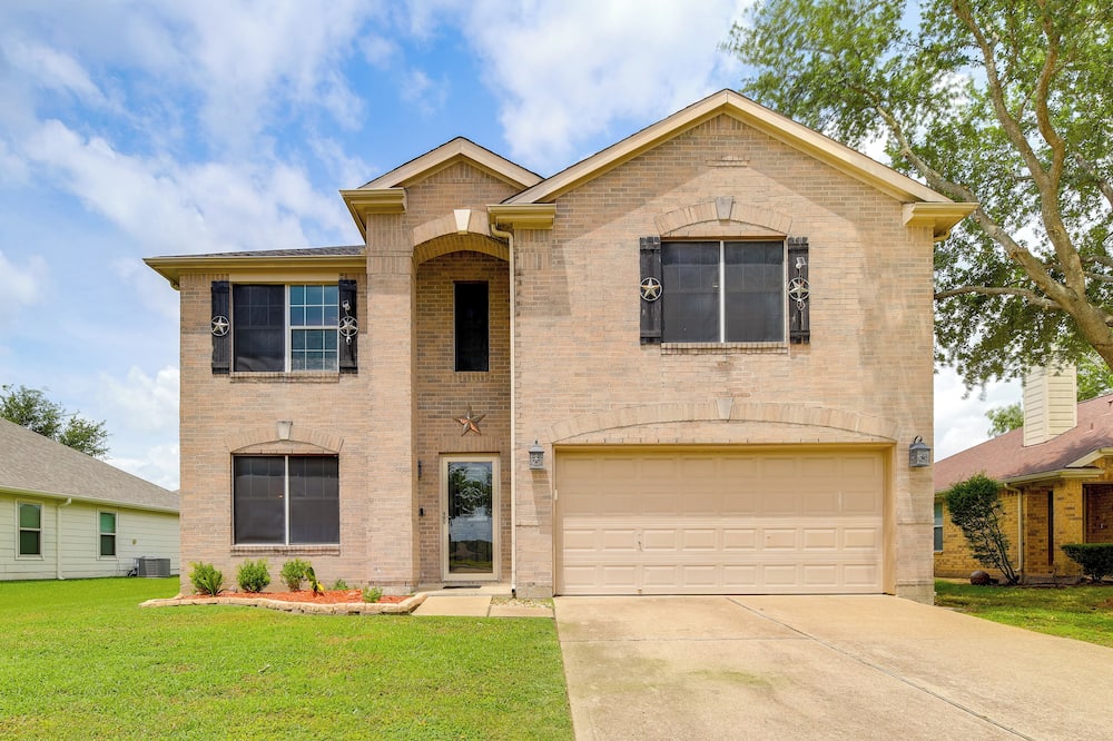 7 Mi to Downtown Baytown: Spacious Home w/ Yard - Baytown, TX