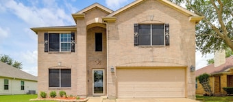 7 Mi to Downtown Baytown: Spacious Home w/ Yard