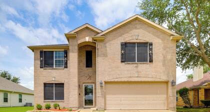 7 Mi to Downtown Baytown: Spacious Home w/ Yard