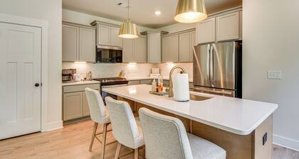 5 Mi to Memorial Stadium & Beach: Modern Townhome