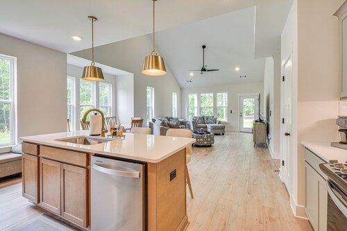 5 Mi to Memorial Stadium & Beach: Modern Townhome