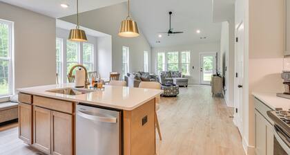 5 Mi to Memorial Stadium & Beach: Modern Townhome