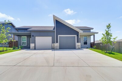 2 Mi to Dtwn Dining! Pet-friendly Temple Townhome