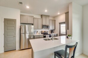 Interior - 2 Mi to Dtwn Dining! Pet-friendly Temple Townhome (Temple)