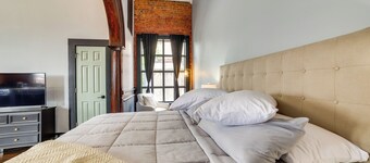 Steps to Shops & Dining: Downtown Marshall Studio!