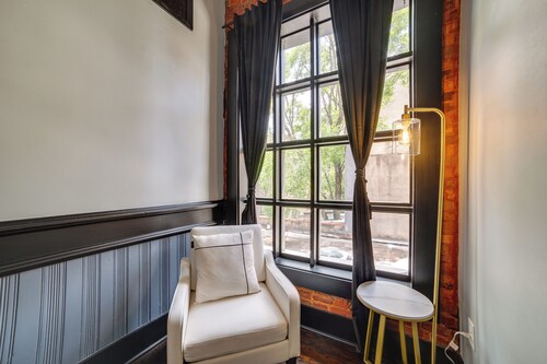 Steps to Shops & Dining: Downtown Marshall Studio!