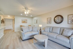 Apartment (2 Bedrooms) | Interior - Patio + Pool Access: Golf Getaway in Peoria (Peoria)