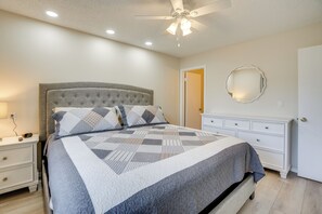 Apartment (2 Bedrooms) | Interior - Patio + Pool Access: Golf Getaway in Peoria (Peoria)