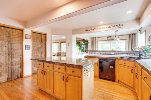 Walk to Rec Center: Spacious Highlands Ranch Home