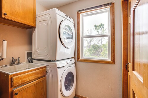 Walk to Rec Center: Spacious Highlands Ranch Home