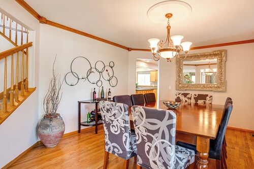 Walk to Rec Center: Spacious Highlands Ranch Home