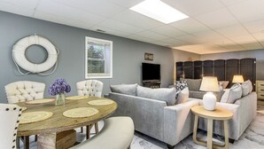 A living room with a grey sofa, a round wooden table, and a television. - < 1 Mi to Marina: Fair Play Home on Lake Hartwell (Fair Play)