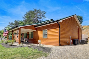 A log cabin with a porch, an American flag, and a sign. - 15 Mi to Pigeon River Rafting: Newly Built Cabin! (Newport)