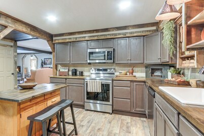 Historic Home w/ Mountain Views in Dry Run