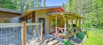 5 Mi to Mt Rainier Natl Park: Cozy Cabin w/ Deck!