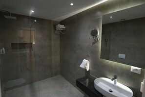 Family Quadruple Room | Bathroom | Shower, free toiletries, hair dryer, slippers - Hotel Avdissons (Prizren)