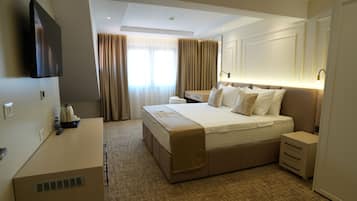 Minibar, individually decorated, individually furnished, desk