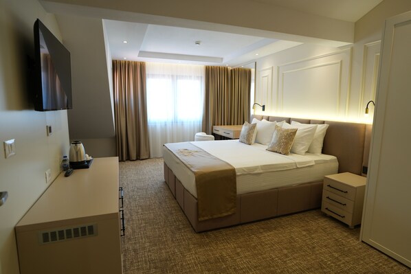 Habitación cuádruple familiar | Minibar, decoración personalizada, muebles diferentes y escritorio 