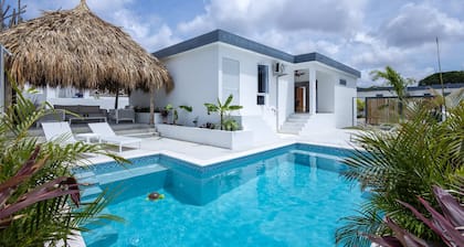 NEW Tropical Getaway With BBQ Pool