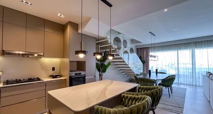 Marina Garden Penthouse 3 Bedroom Apartment